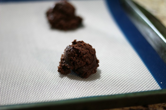 These dark chocolate cherry ice cream cookie sandwiches are absolutely delicious. Perfect for the summer