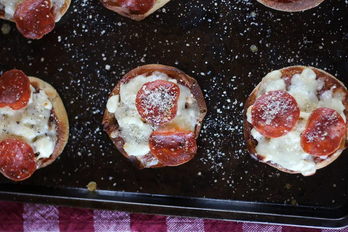 EASY ENGLISH MUFFIN PIZZAS