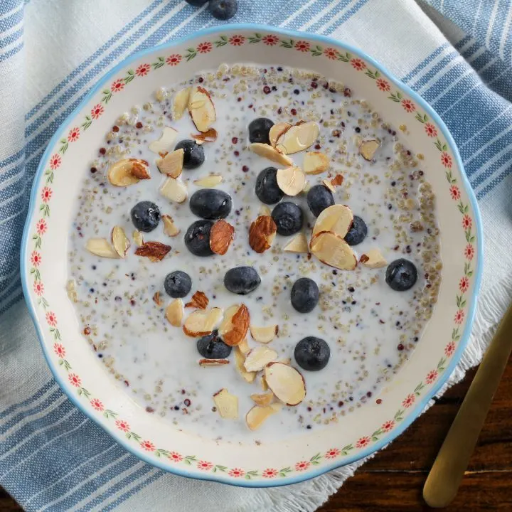 Blueberry Quinoa Breakfast Bowls 