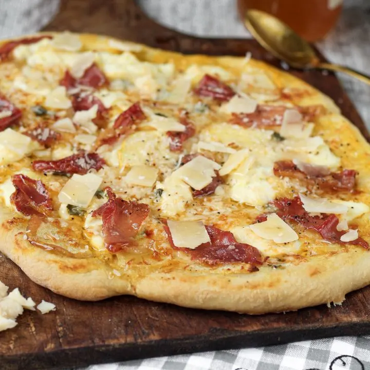 Apple and Proscuitto Pizza