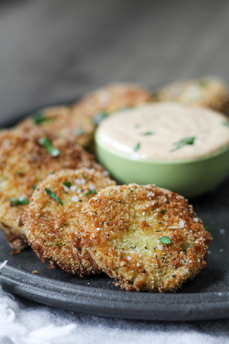 Best Fried Green Tomatoes (With a Creamy Dipping Sauce)
