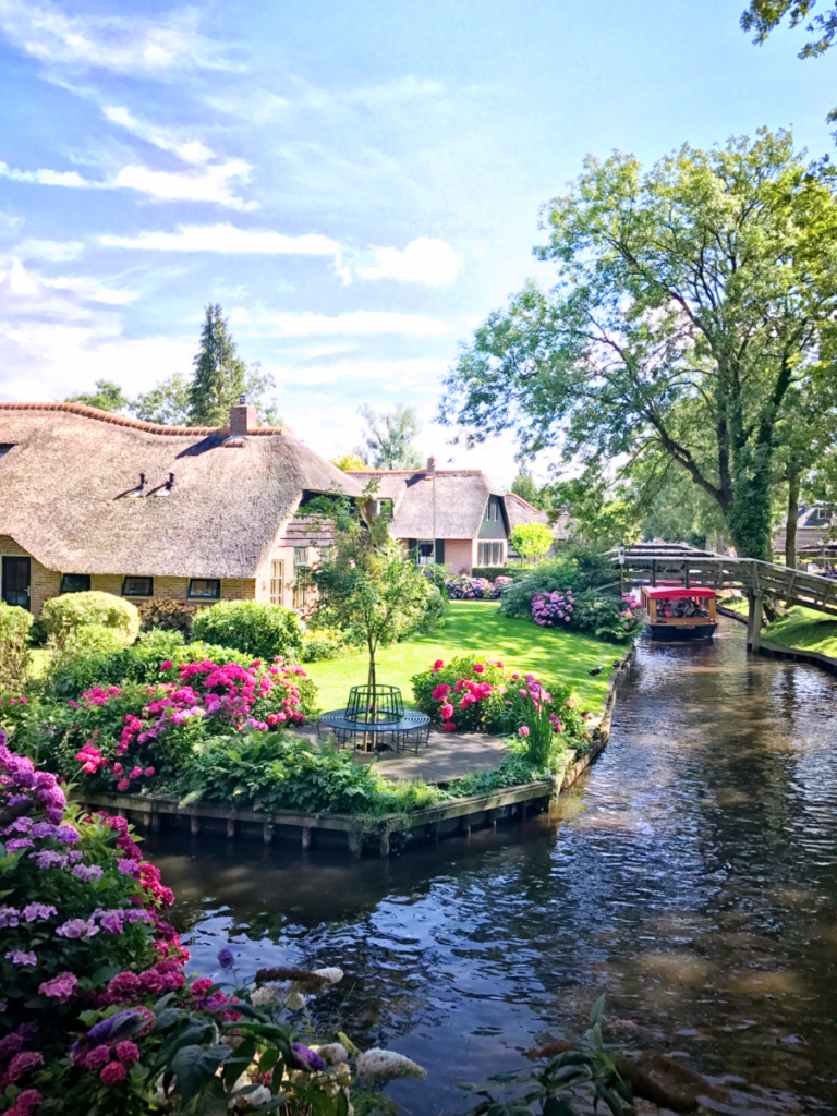 Take a Sailing Excursion Through Giethoorn